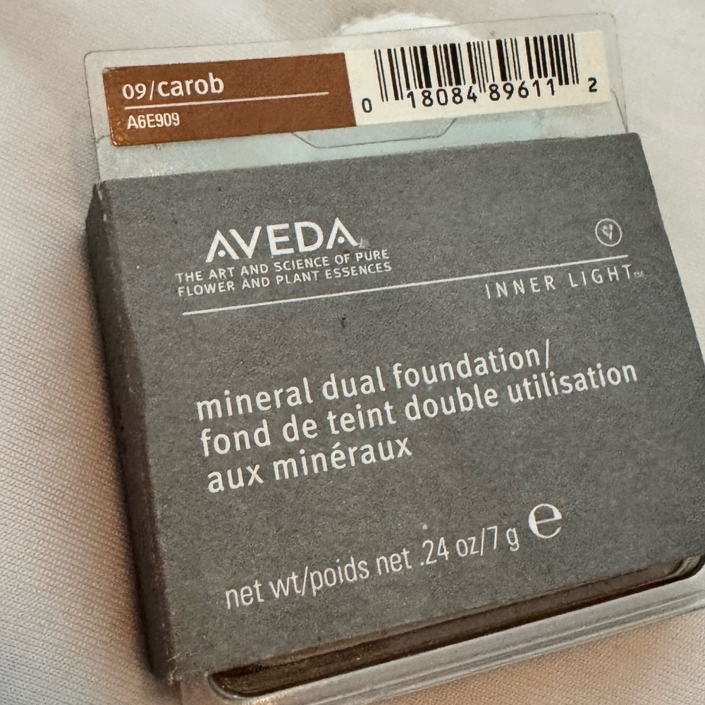 2 Aveda Mineral Foundation Carob/09 BNIB